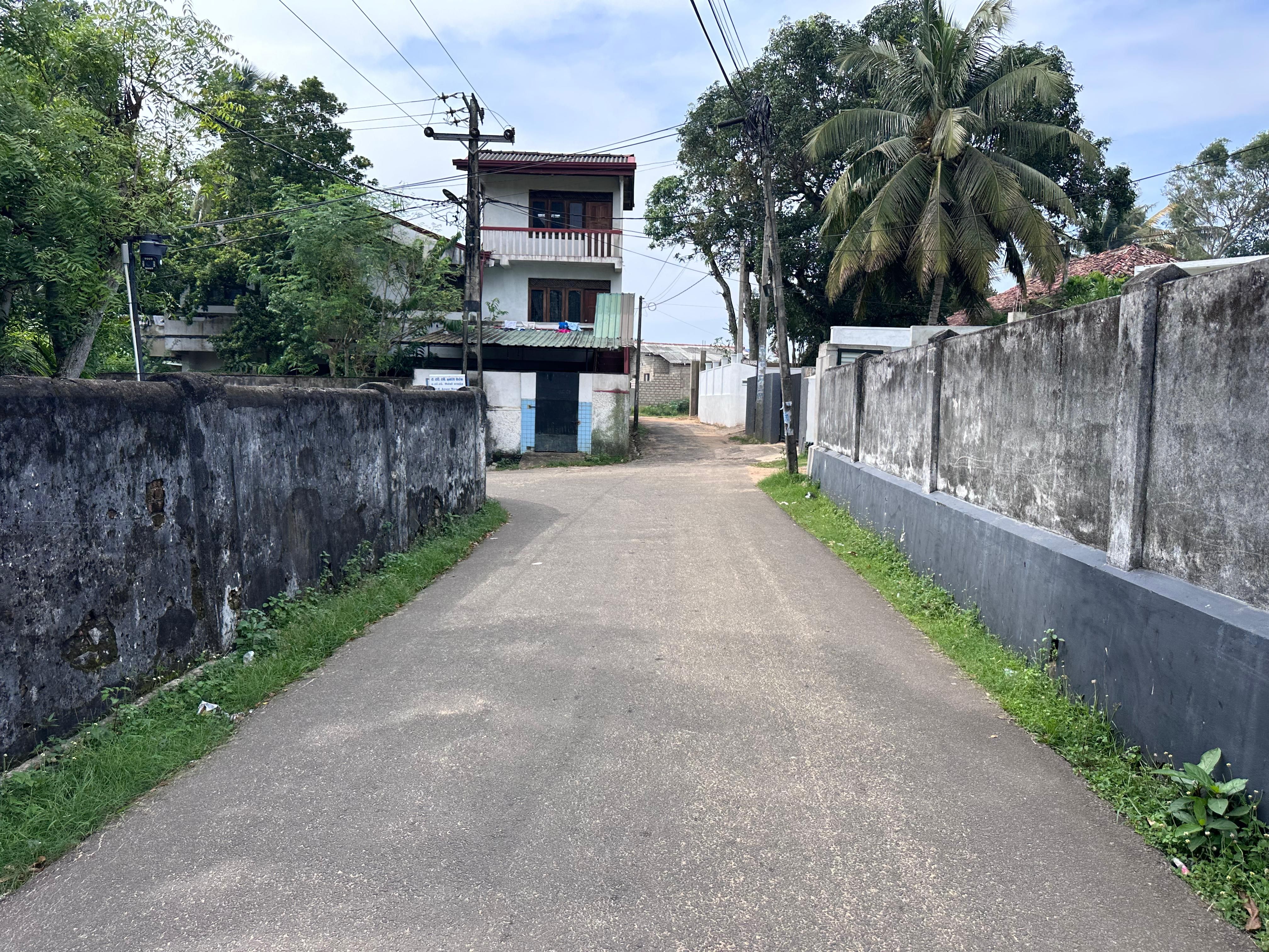 Девата, улица в жилом районе напротив пляжа